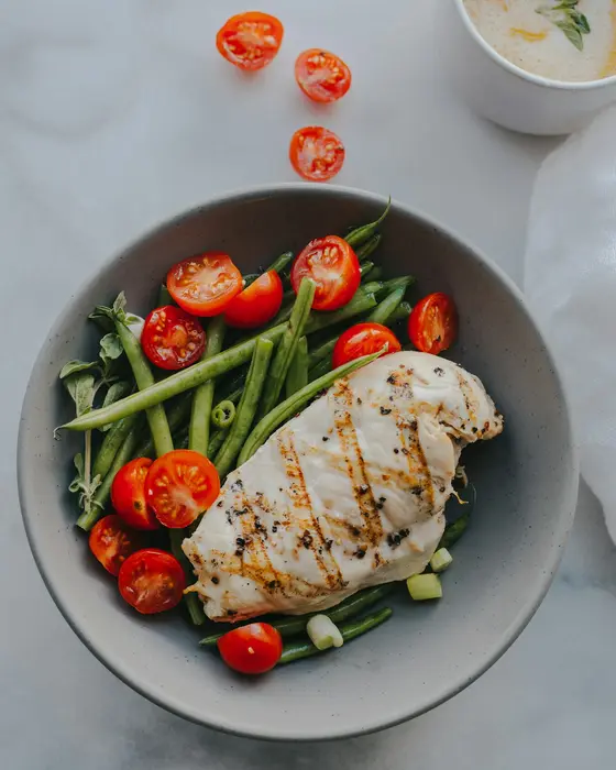 Frango grelhado com vagem e tomate