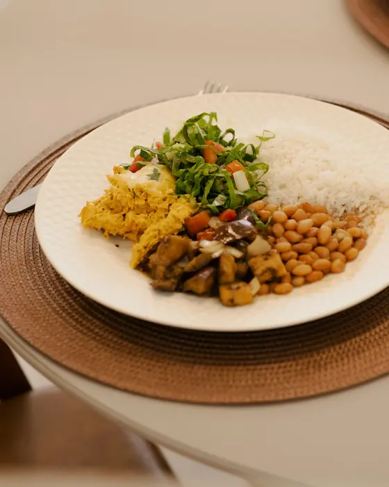 Prato com arroz, feijão, carne e salada