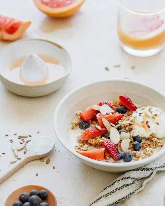 Iogurte com granola e frutas